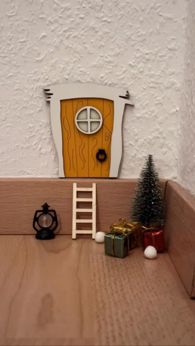 In Schweden ziehen sie Anfang Dezember heimlich ein: die Wichtel. 🥰 

Hinter kleinen Türen wohnen sie, richten sich häuslich ein – und hinterlassen täglich liebevollen Schabernack.

GRAPHICSSON hat auch so eine Wichteltür.

Seit ein paar Tagen wuselt es in der Agentur – und was soll man sagen: Die kleinen Kollegen meinen es gut. Meistens:
• Lustige Schleifen in den Computerkabeln? 
• Farbfächer verschollen . . . aber wohin? 
• Kaffeemaschine auf Pfefferkuchen-Geschmack programmiert
• KI-Prompts auf schwedisch? Klingen gleich viel lustiger :-)
• Passwörter durch „hohoho123“ ersetzt

Wir geben zu: Sie nerven liebevoll. Aber genau das macht es aus – Magie, Charme und ein Hauch kreatives Chaos. Denn kleine Überraschungen bringen Spaß in den Alltag....und am Wochenende!

Hashtag#GRAPHICSSON wünscht einen fröhlichen Nikolaustag – und schickt ein kleines Video (mit freepikVideogenarator) aus der Wichtelwerkstatt.